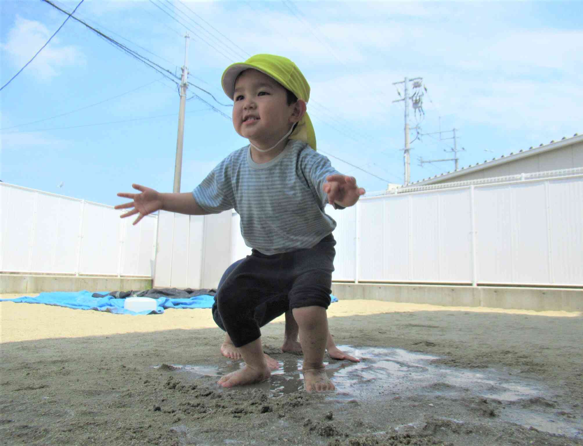 わーっ　どろんこ気持ちいいなー！　思わず踏みしめてます…