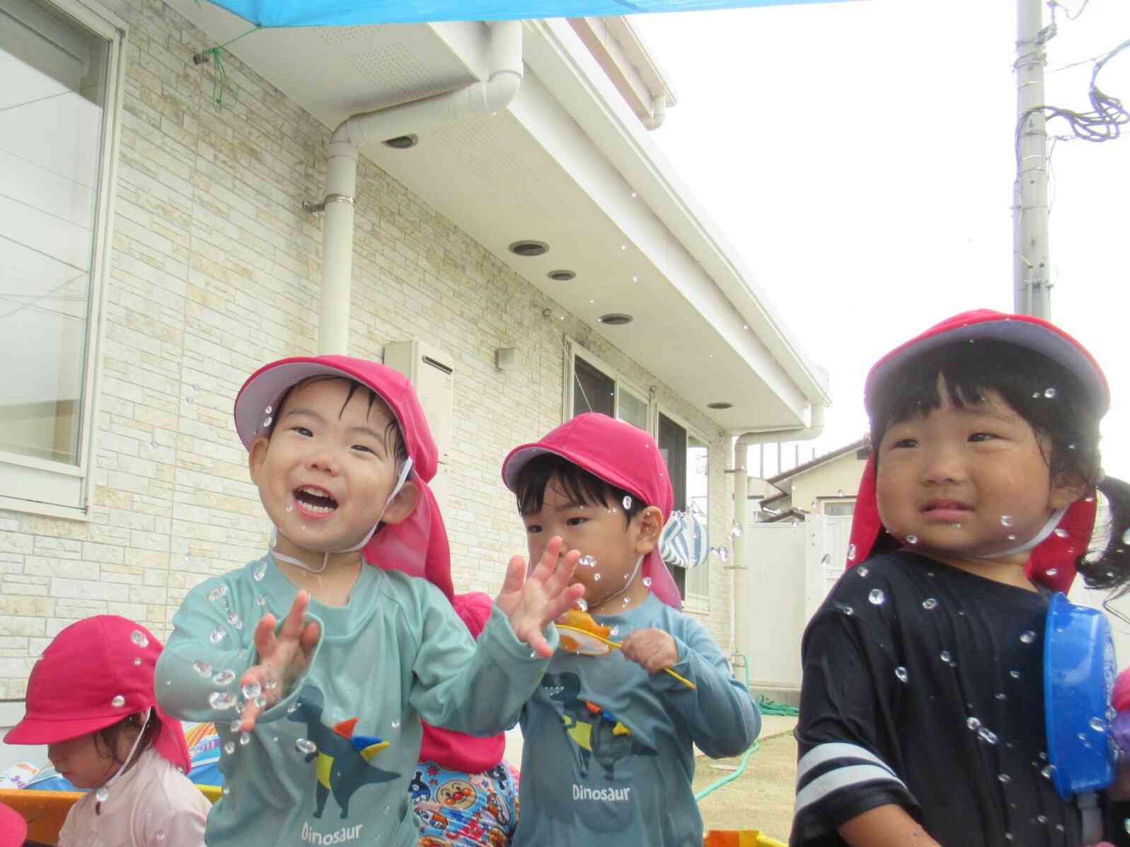「雨だ～」「面白い～」とても楽しそうです。