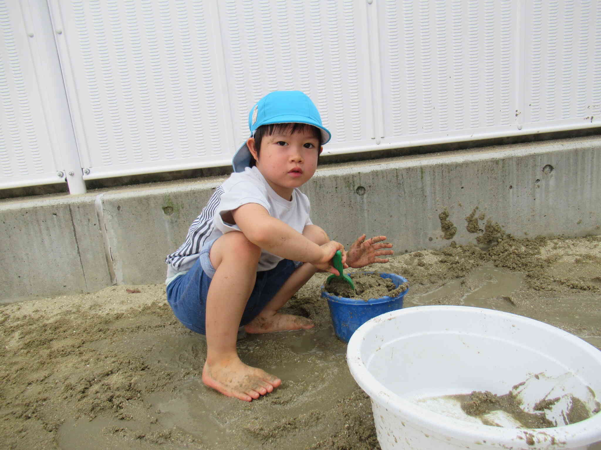 バケツにたくさん泥んこ入ったね～