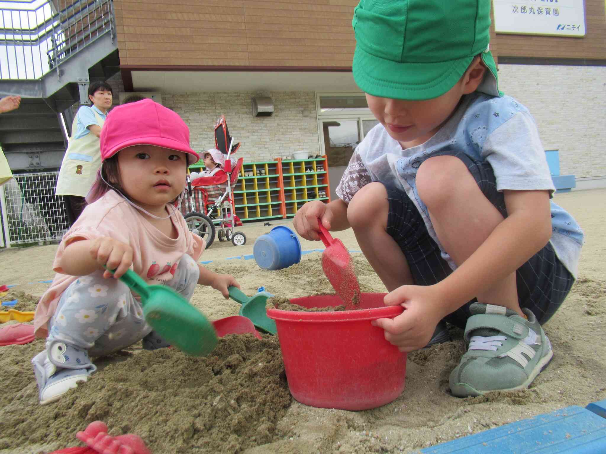 砂場で仲良く遊んでるよ