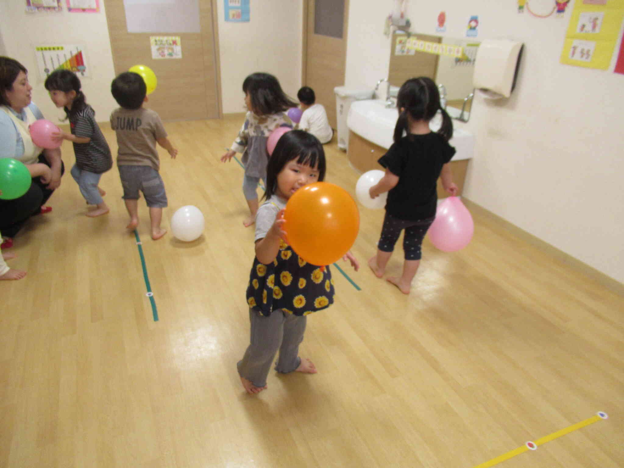 色々な所に投げてみんなで拾いに行こうよ！