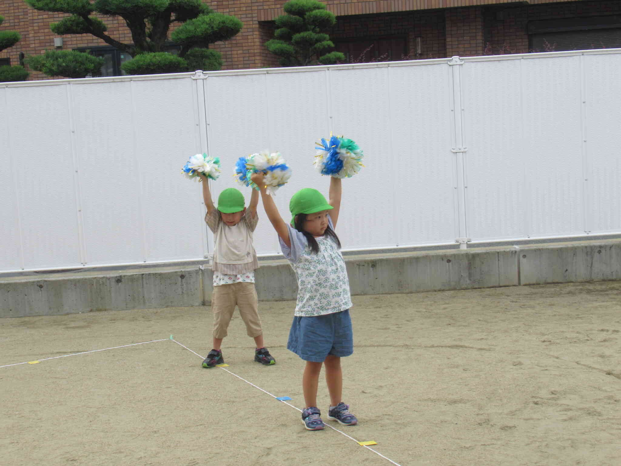 しっかり両手を伸ばしてます