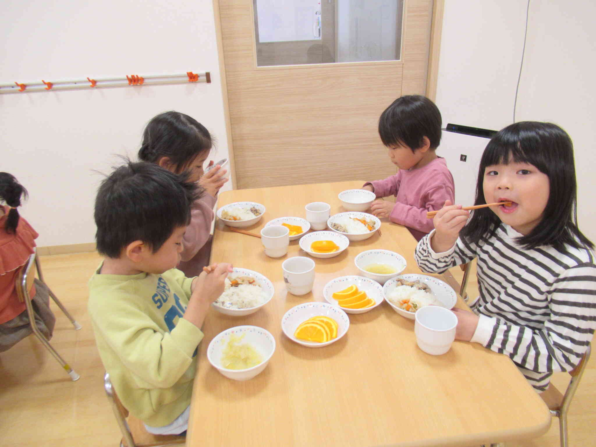 みんなで一緒に楽しく食べようね