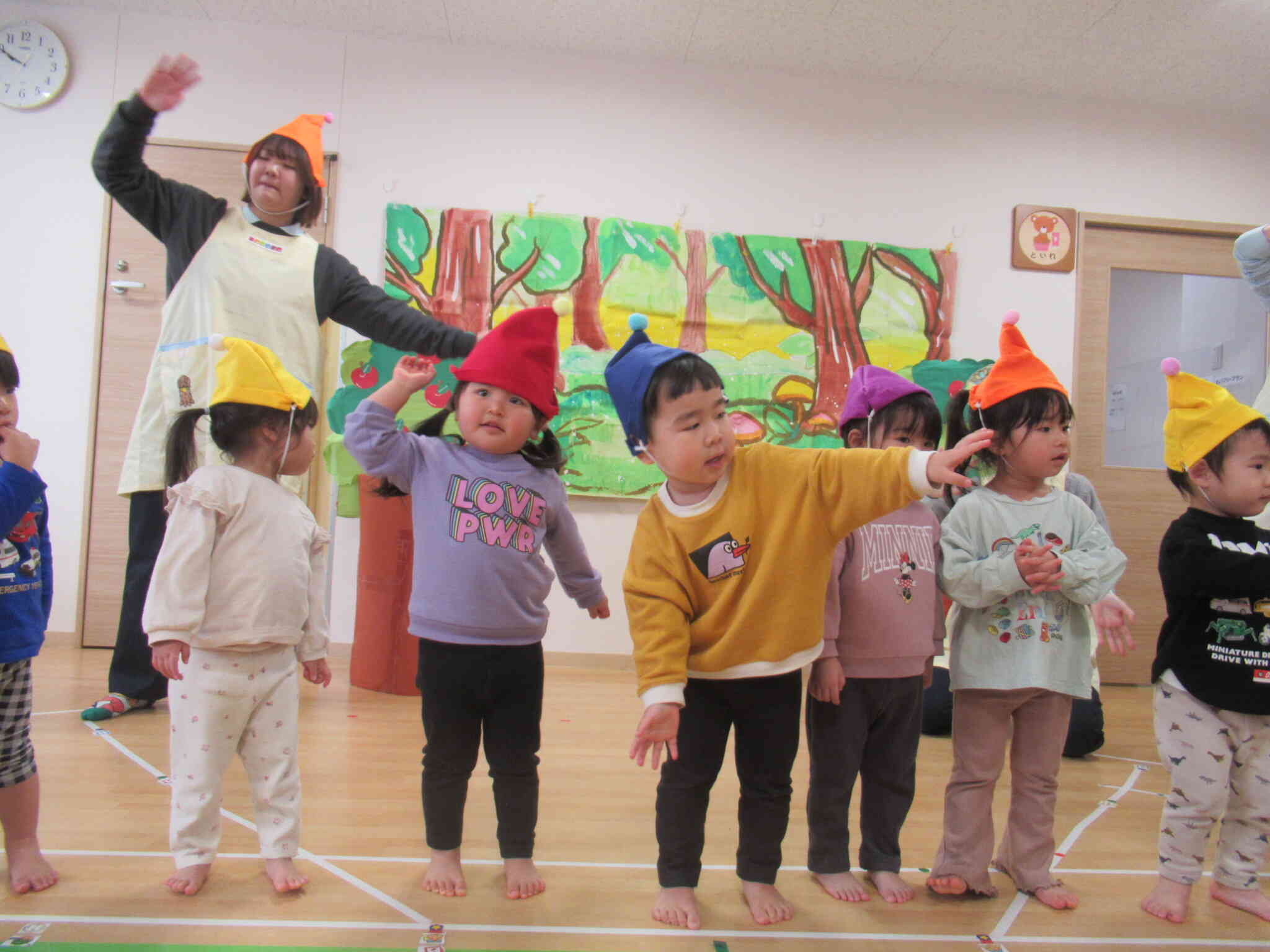 かわいい帽子をかぶってみんなで踊ります