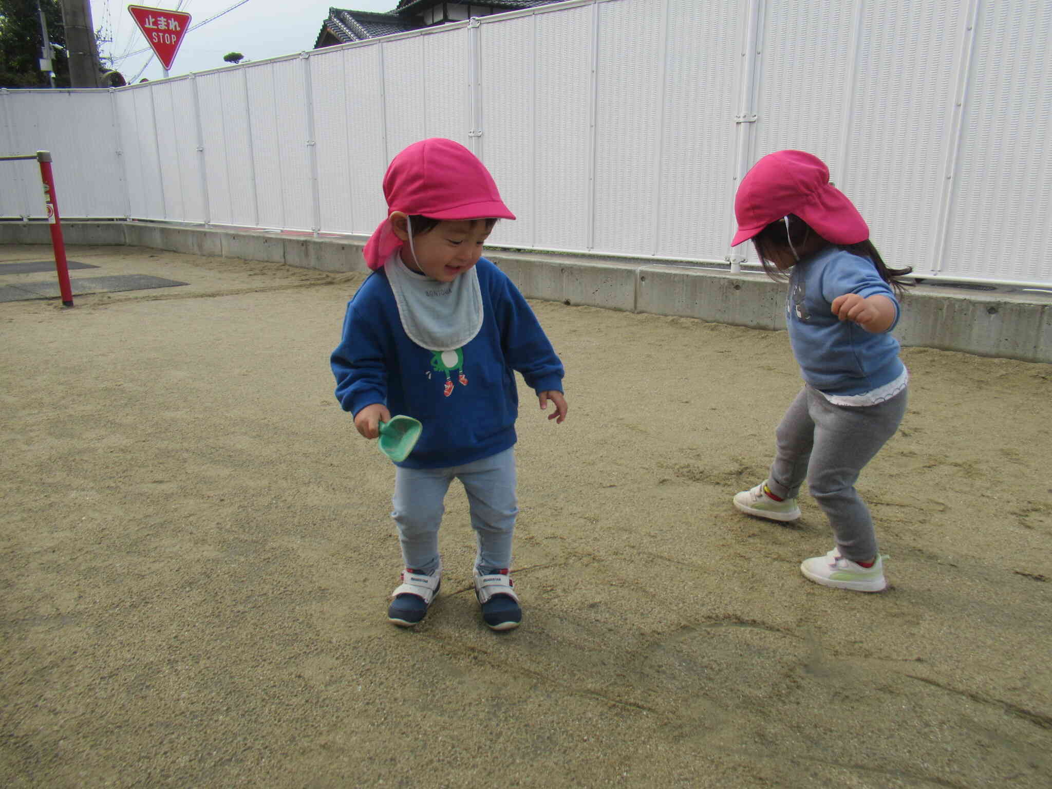 「何描いたのかな？」お友だちが見に来たよ