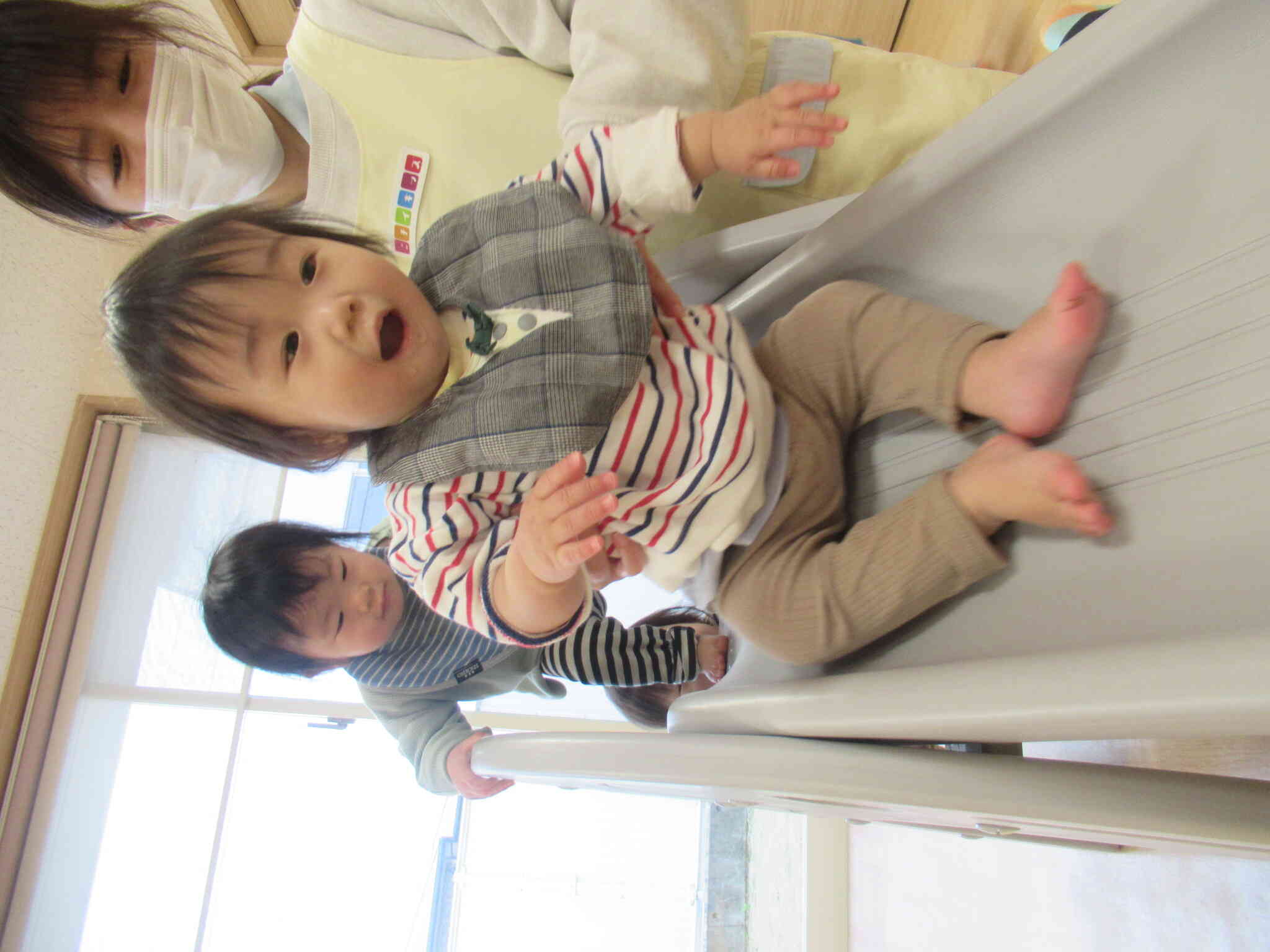 ひよこ組さん　滑り台大好き～