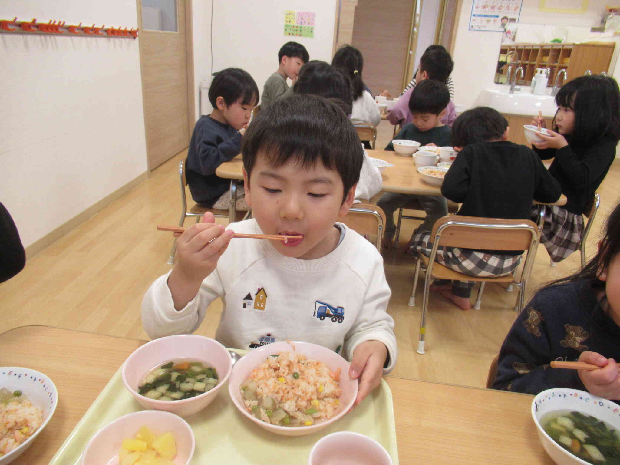 お箸も少しずつ上達していますよ