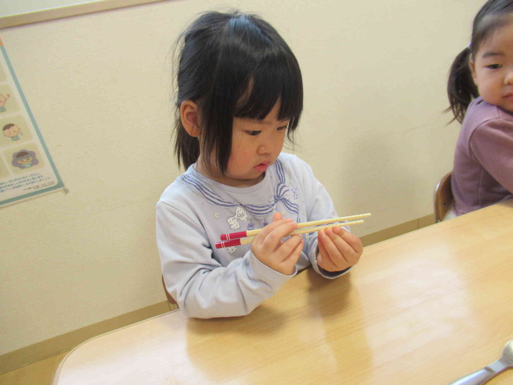 お箸の持ち方の練習中