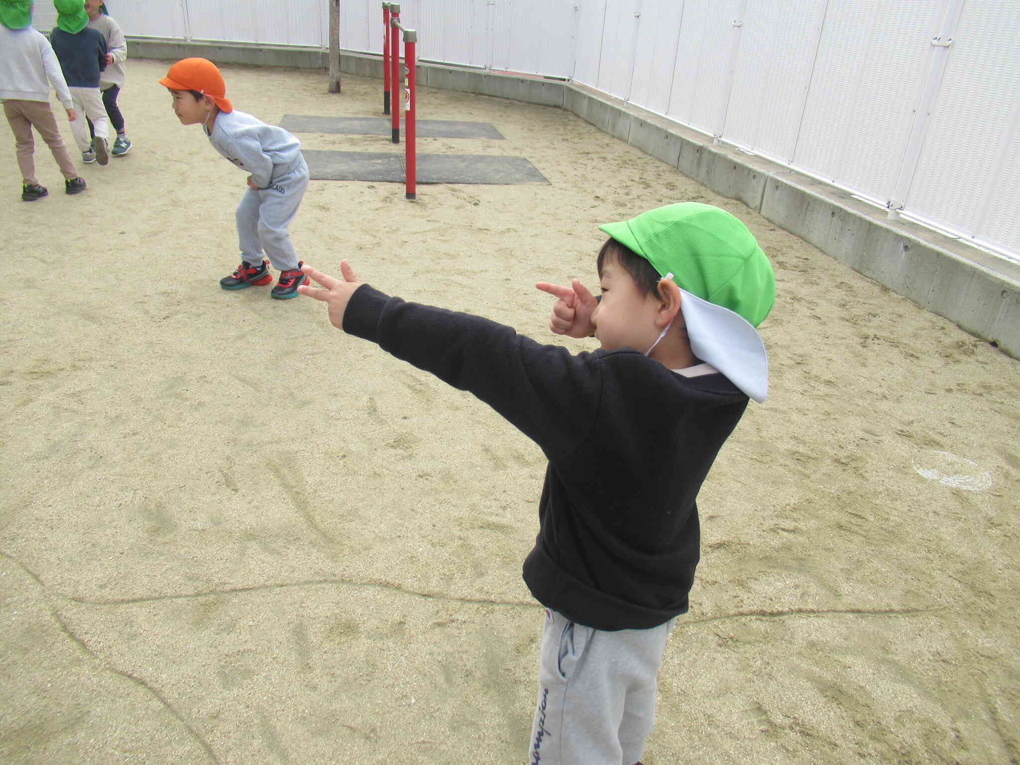 何をしているのかな？色々な事を考えて遊んでいます