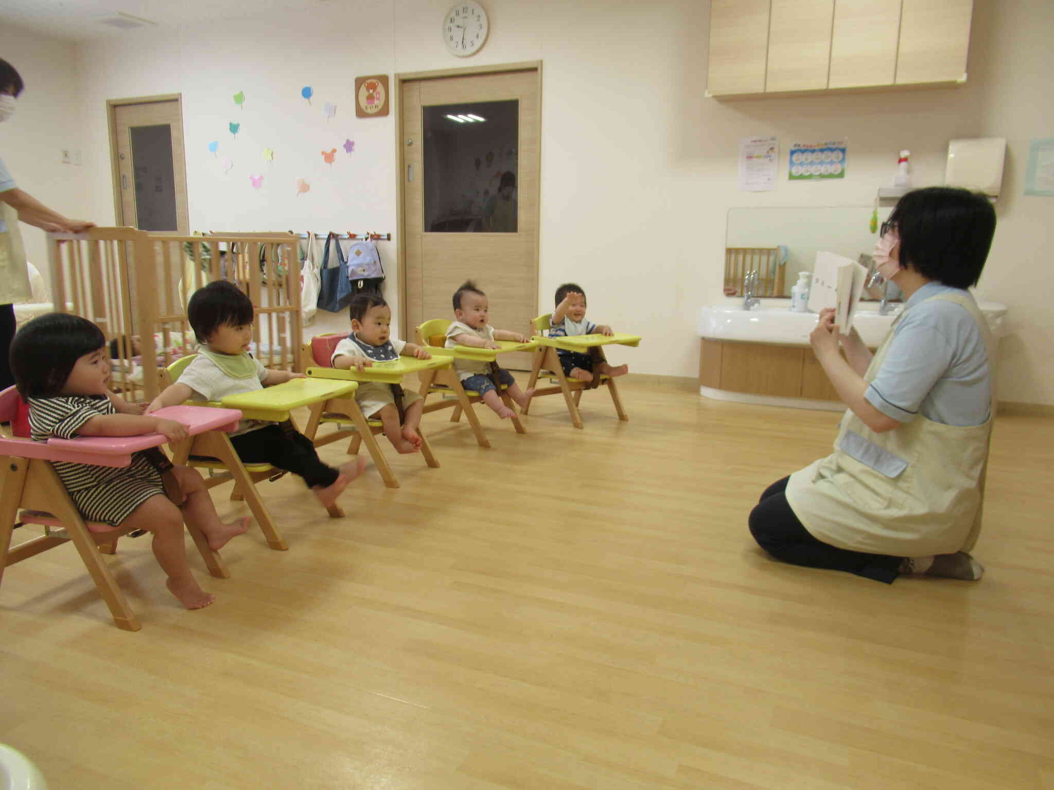 椅子に座って朝の会もできるようになりました！