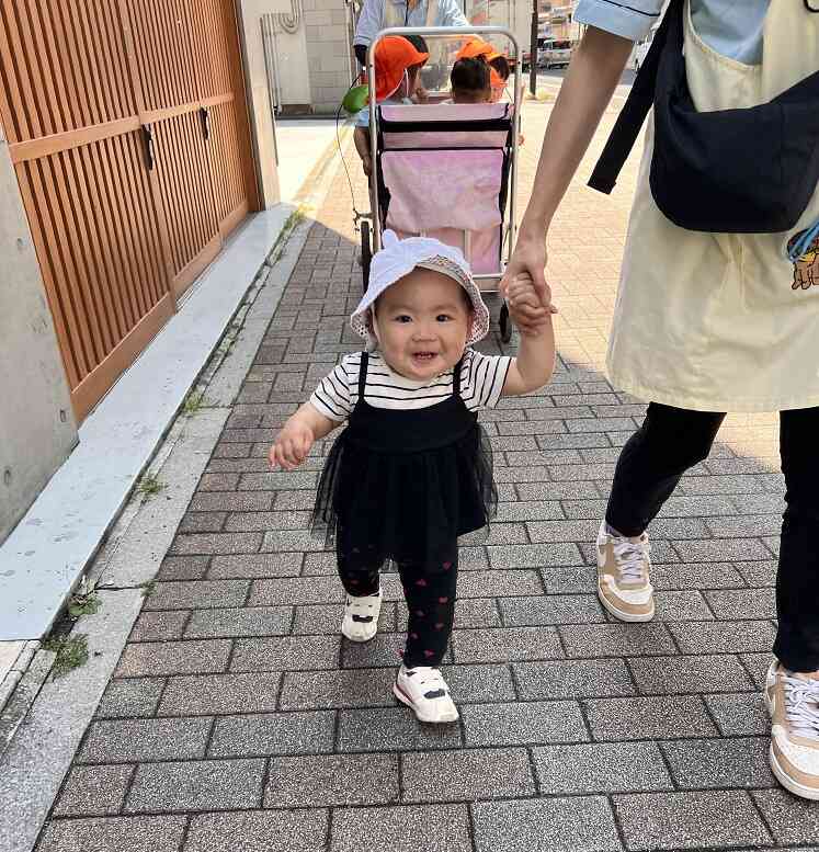 ０歳児さんも少しずつ歩いています！