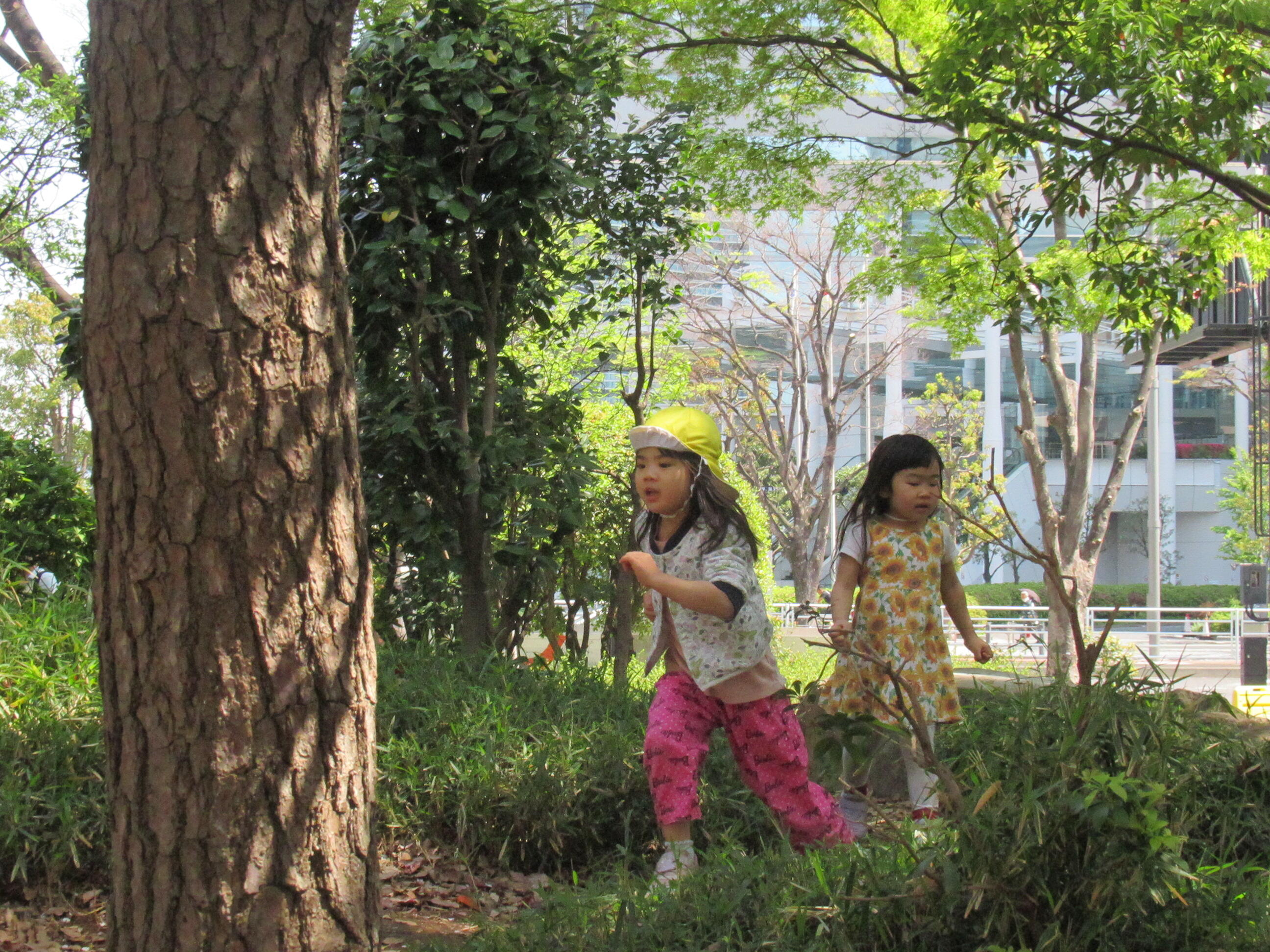 公園でみんなで鬼ごっこ