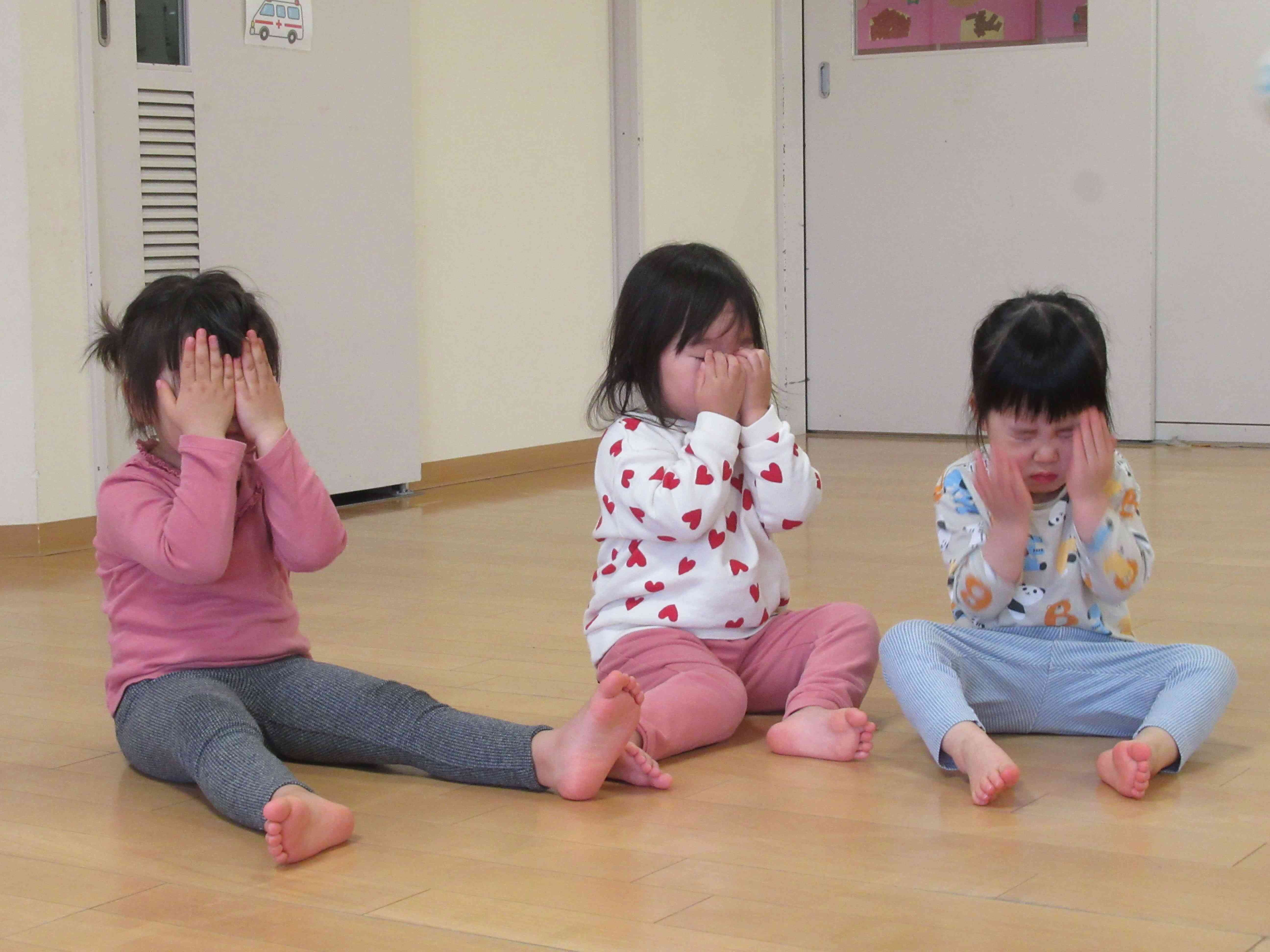 【ボール落としゲーム】ボール来るかな～？とワクワクしながら待っています♪