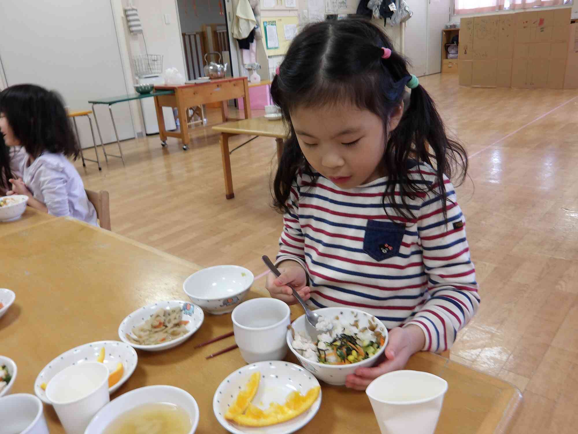 5歳児の食事の様子です。