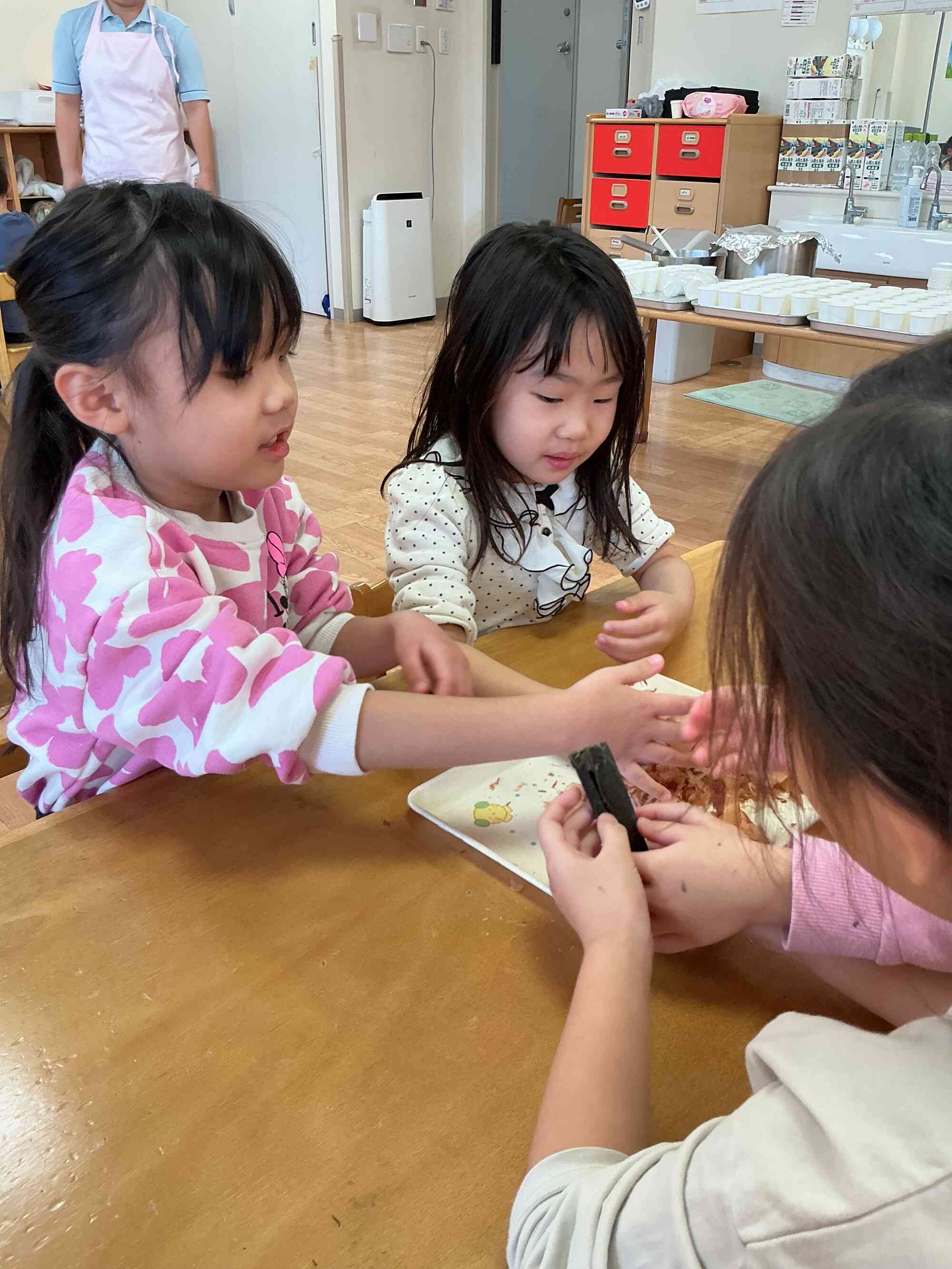 5歳児の昆布、かつおぶし触って『良い匂いだね』と感想を言い合ってました。