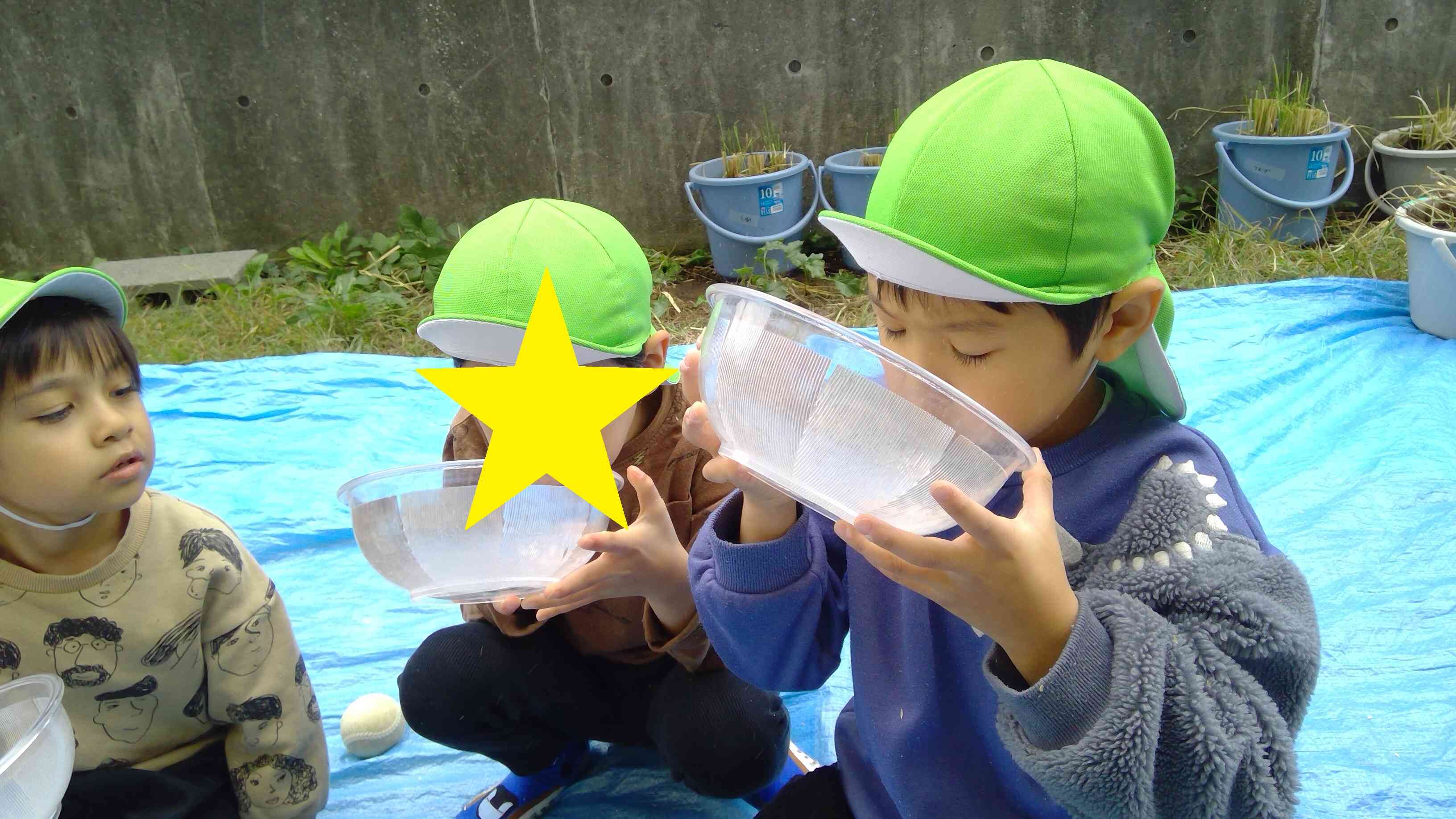 もみ殻をやさしく息を吹きかけて飛ばします