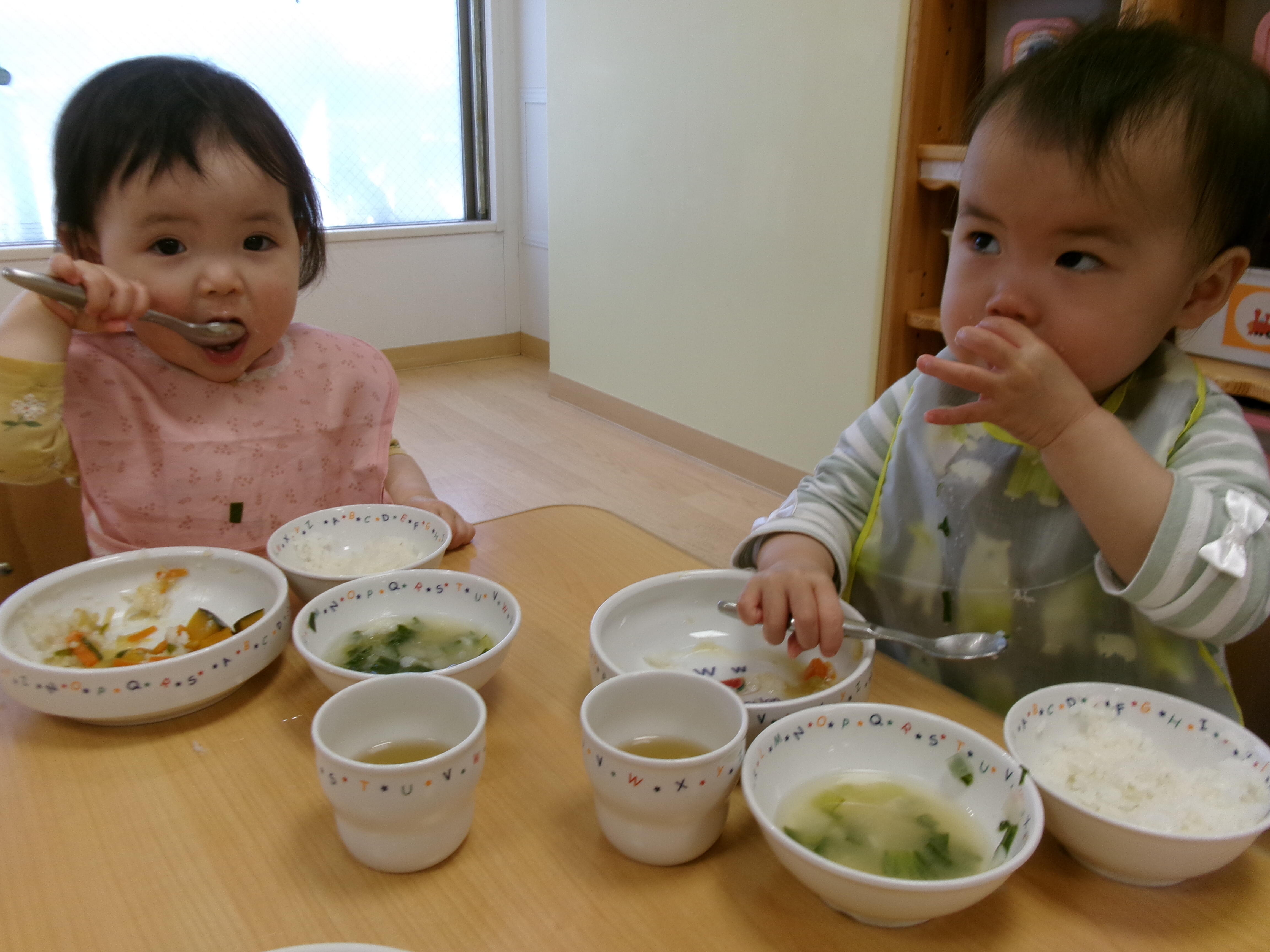 手を洗った後は給食！美味しいね