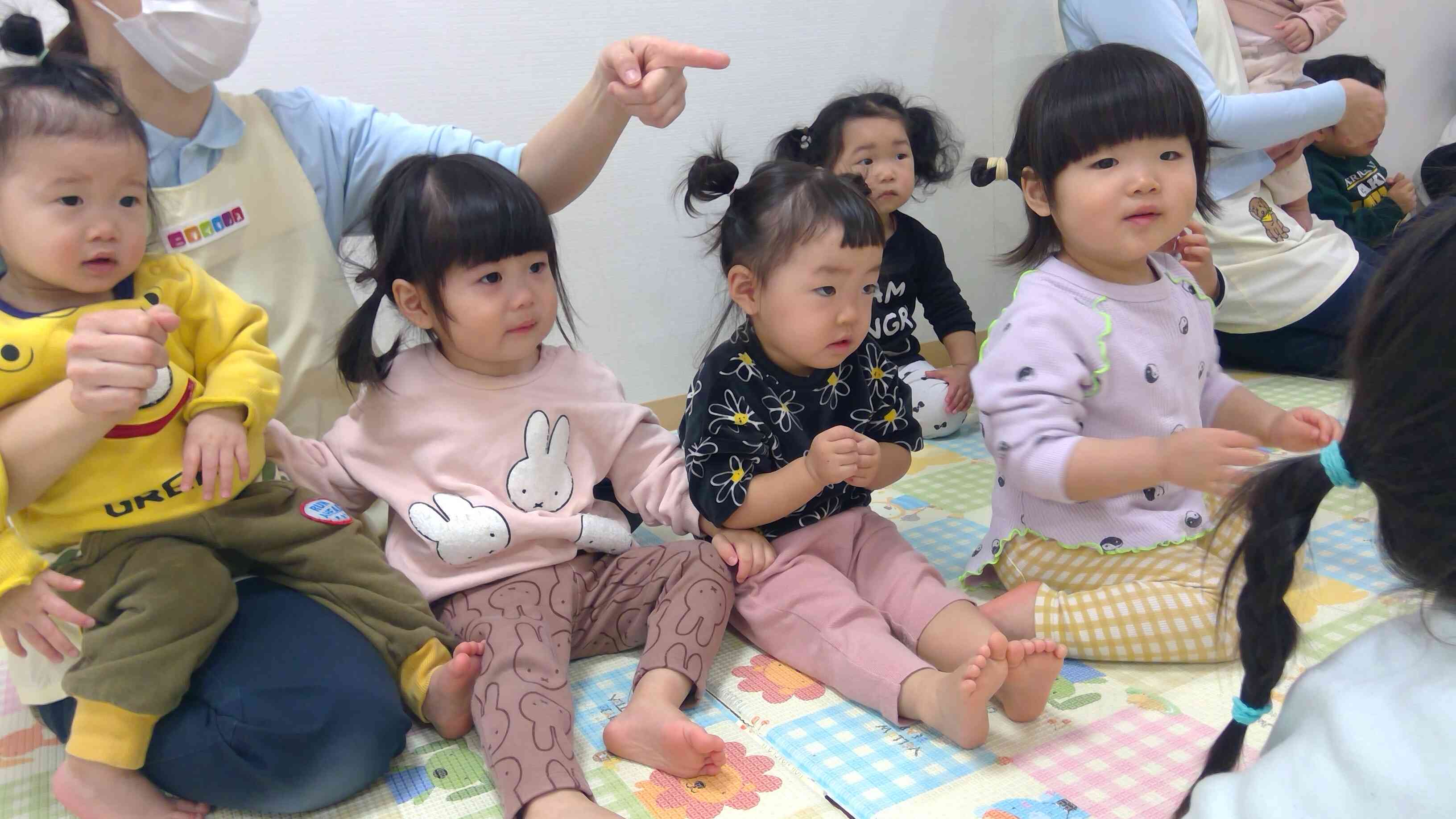 先生からの出し物は大型絵本の「おおきなかぶ」でした