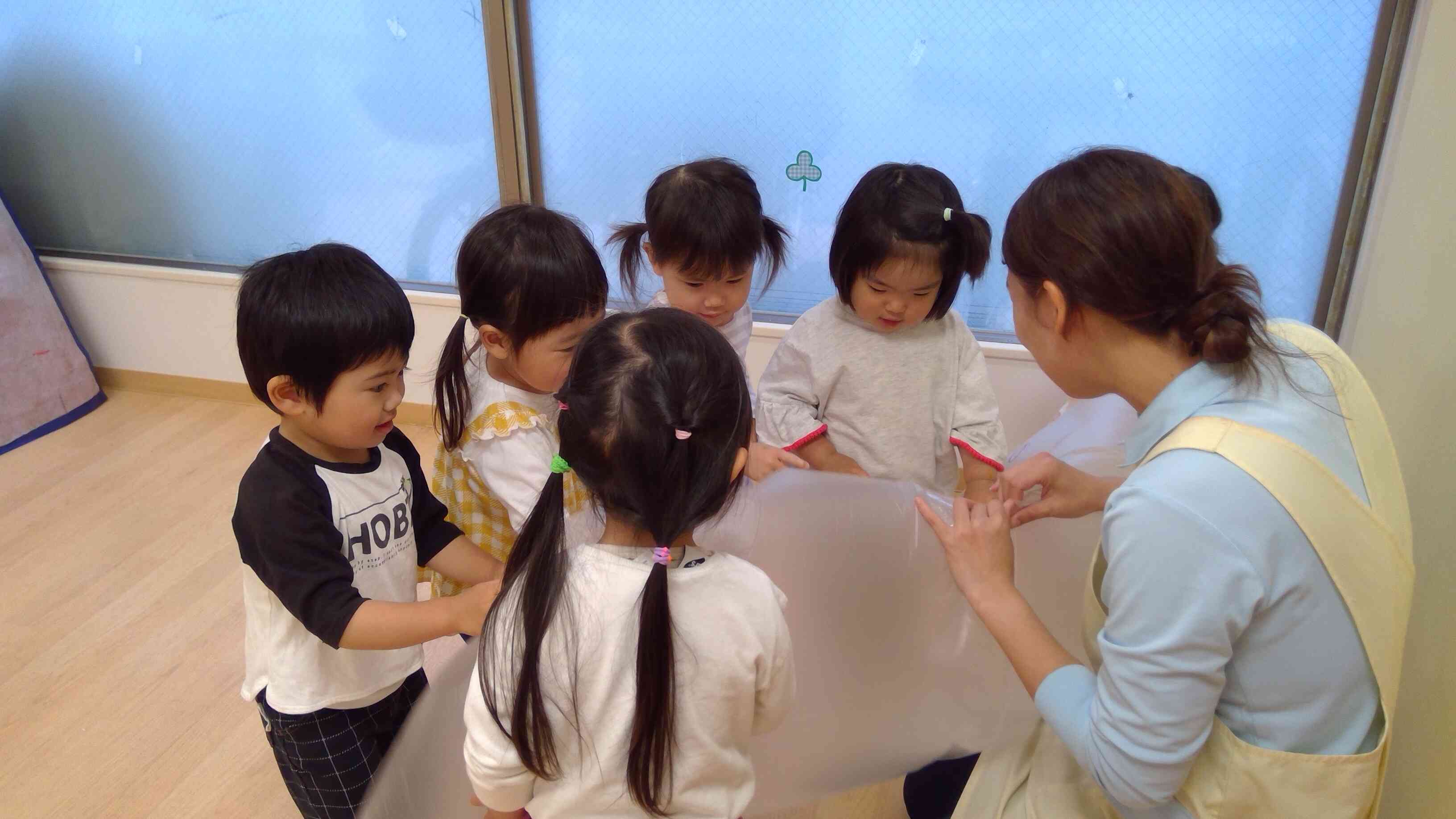 完成したこいのぼりを膨らませて遊んだよ♪