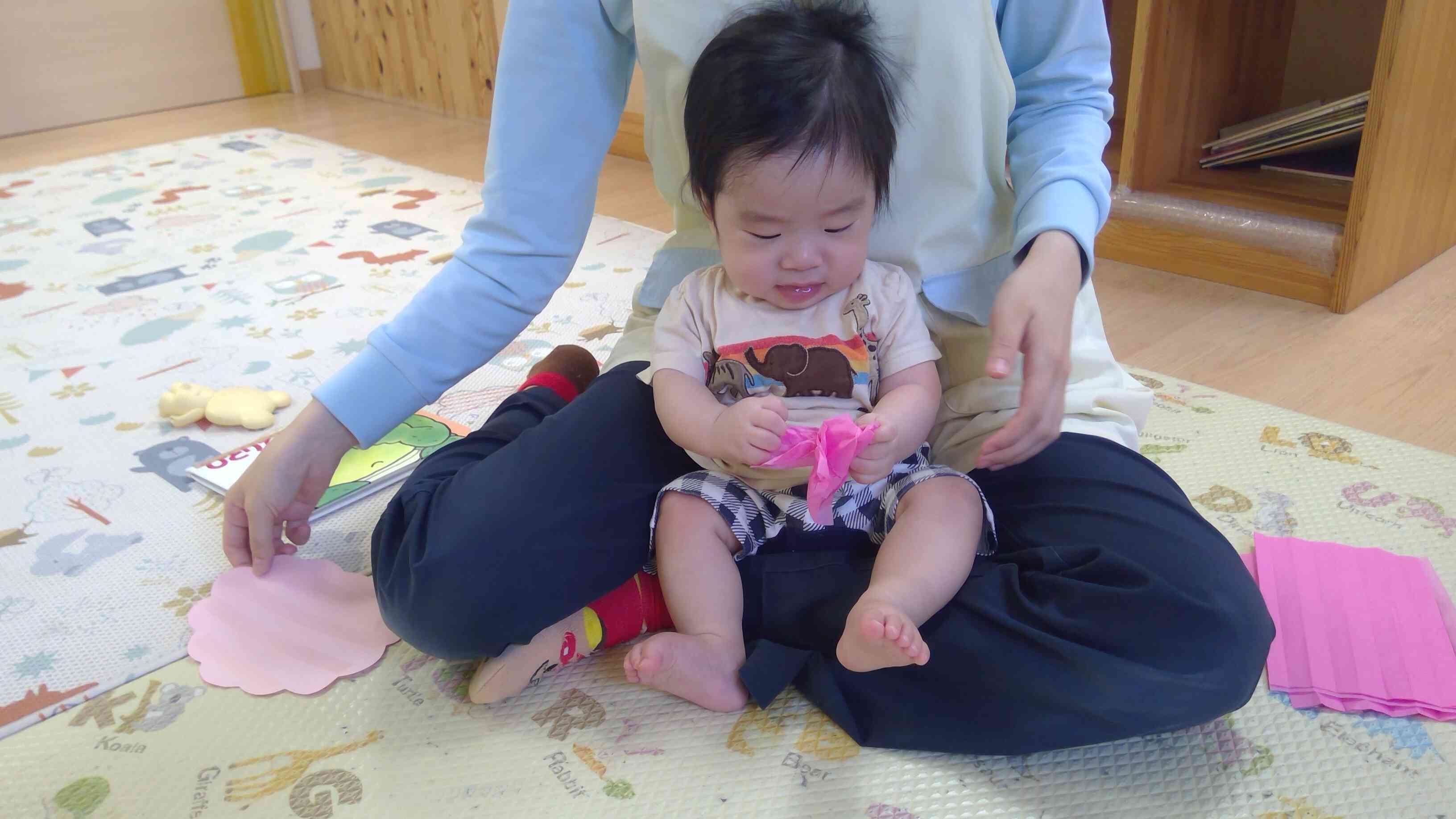 お花紙に触ってみよう!