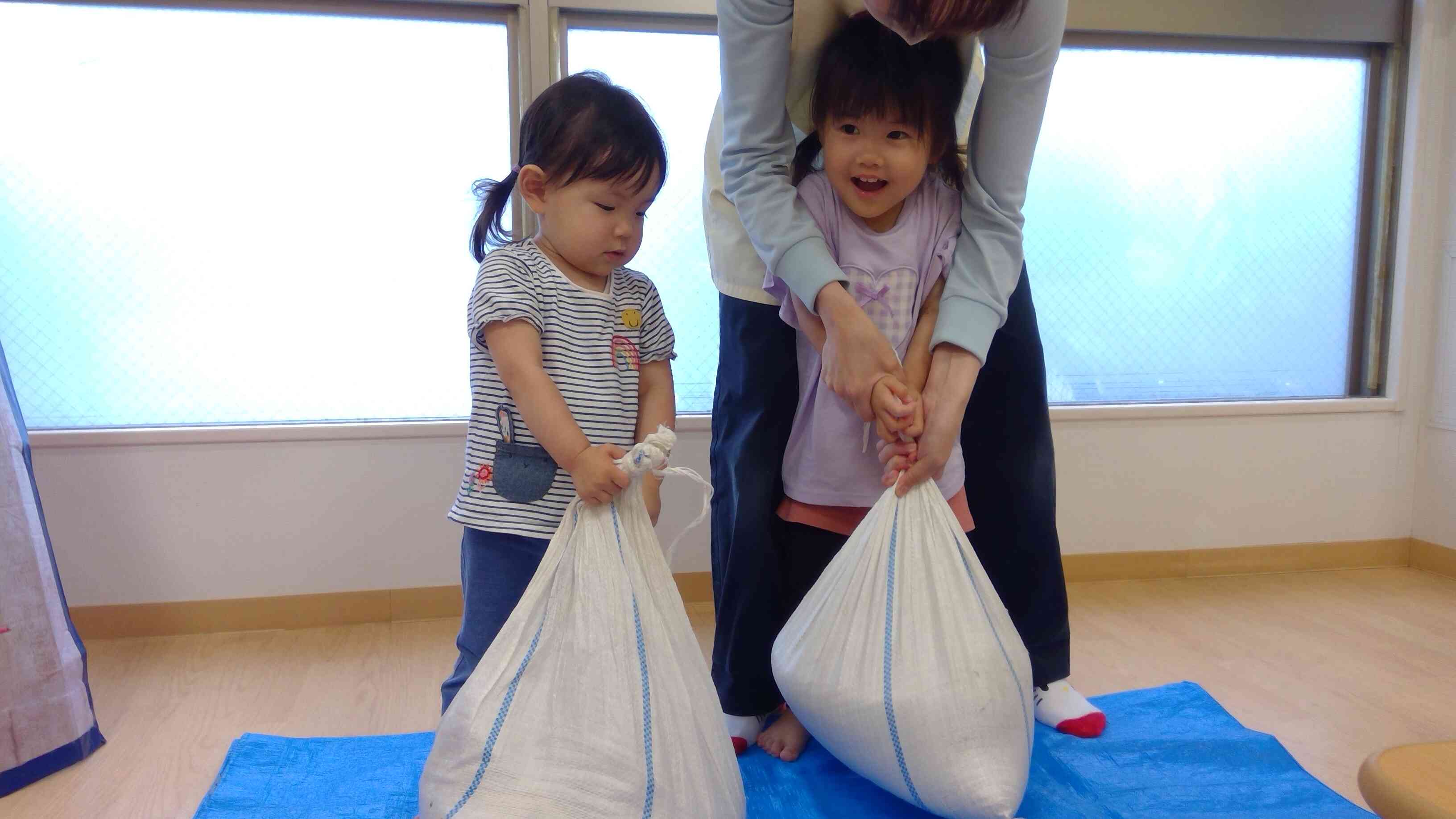 土嚢を持ってみよう！