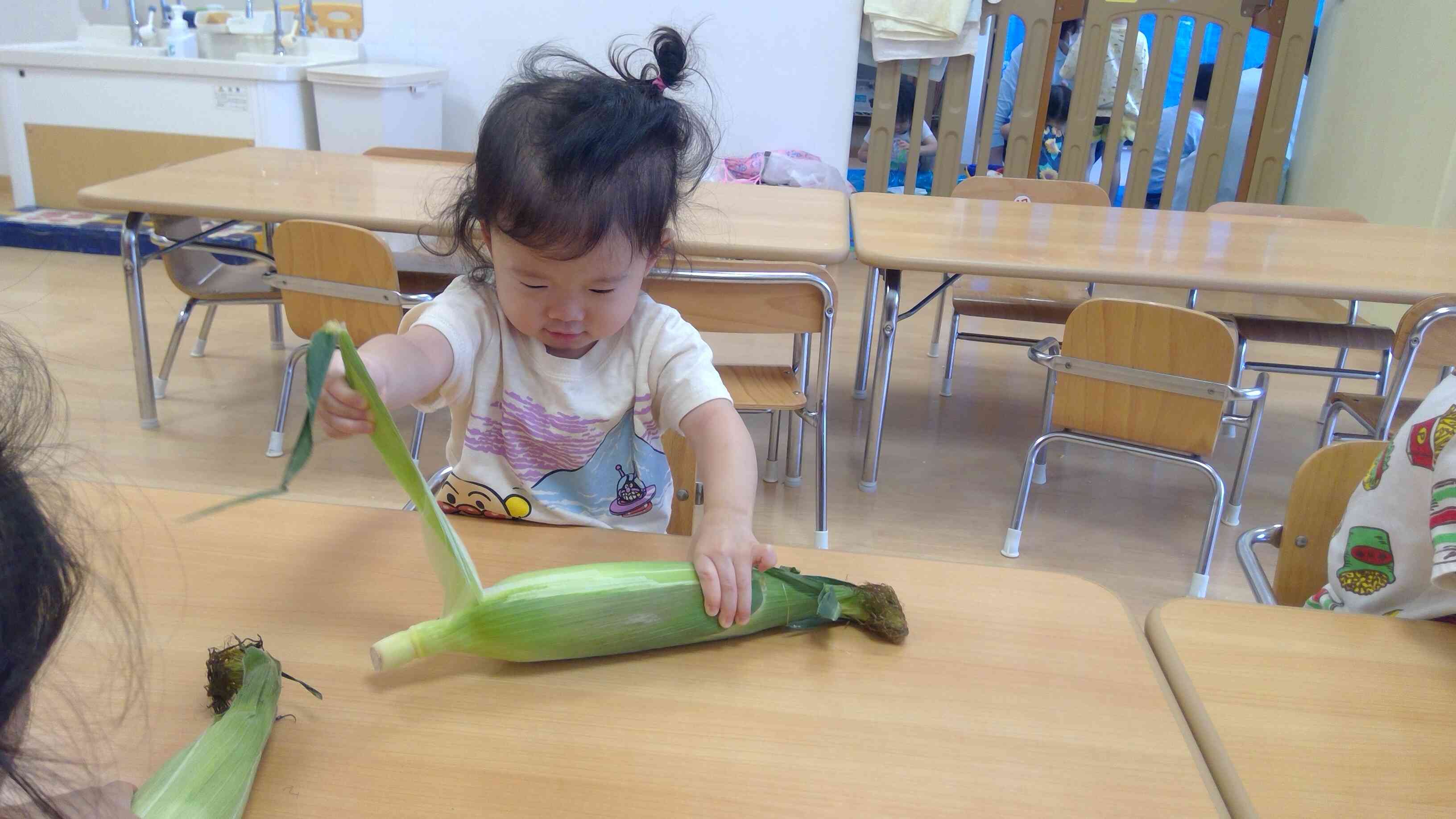 とうもろこしの皮むき体験
