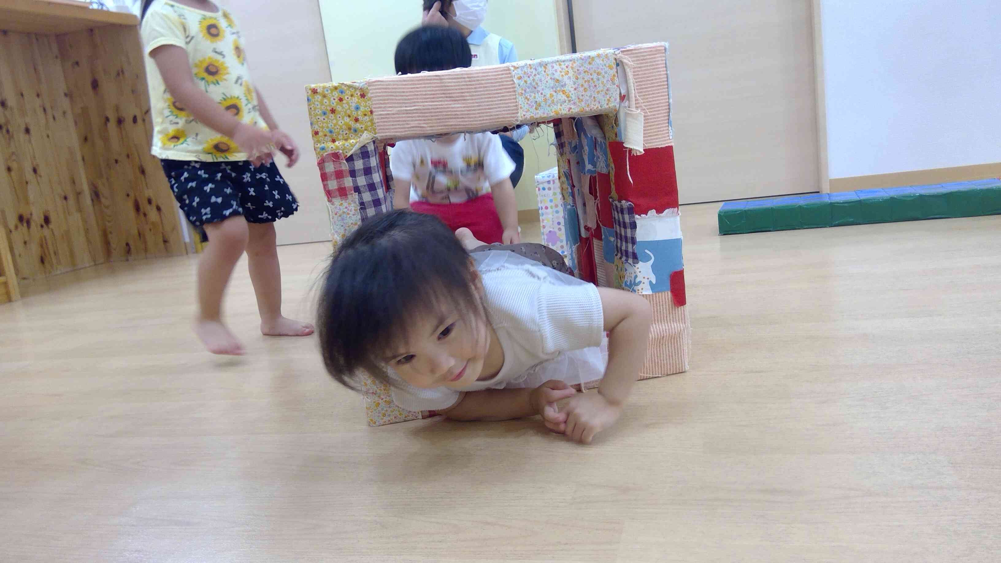手と足を使って「よいしょ、よいしょ！」