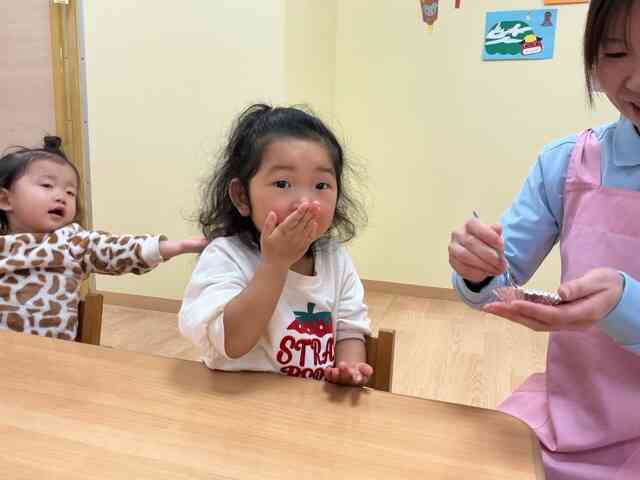 クラッカーにいちごジャムをのせて食べました☺️