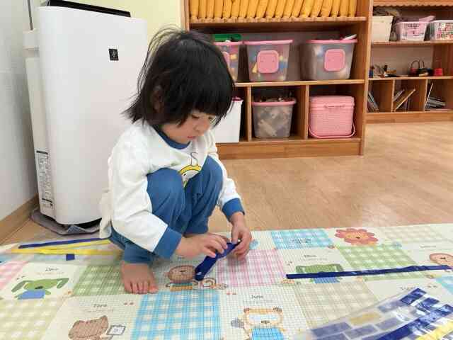 お部屋でテープ遊び