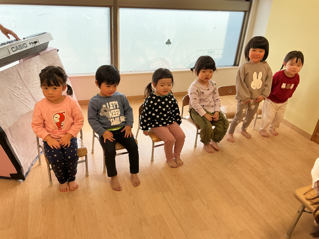 まずは座る練習から