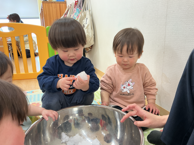 わあ〜！雪だー！