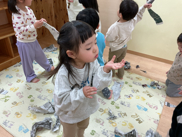 小さな新聞紙で紙吹雪⭐︎