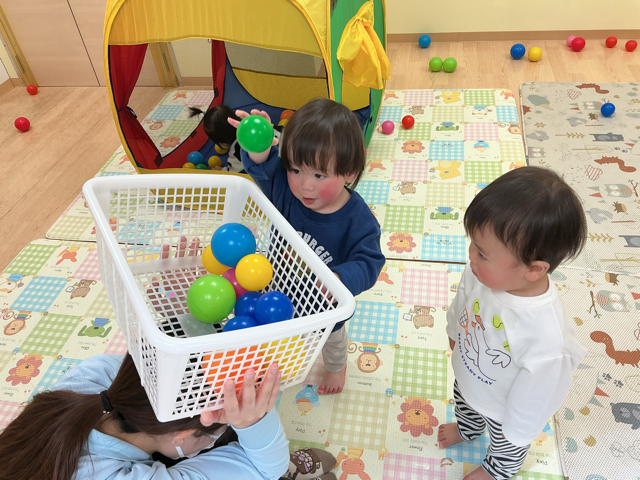 お部屋でボール遊び♪