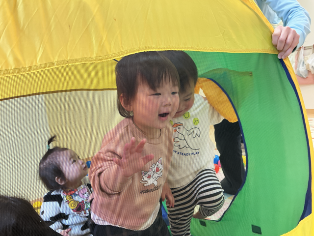 テントの外にいるお友だちに「いないいないばぁ〜」