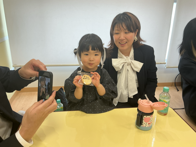 栄養士の先生からクッキーのプレゼント！その場で美味しくいただきました