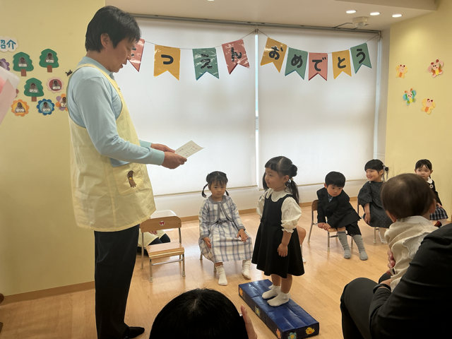 園長先生から卒園証書授与