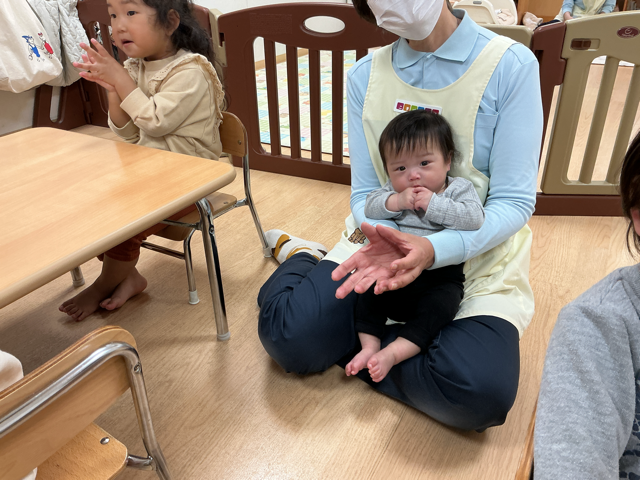 ひよこ組さんも先生の先生のお膝に座って参加しました( ◠‿◠ )