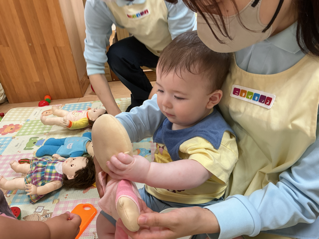 ひよこ組さんもお人形に興味津々です♪