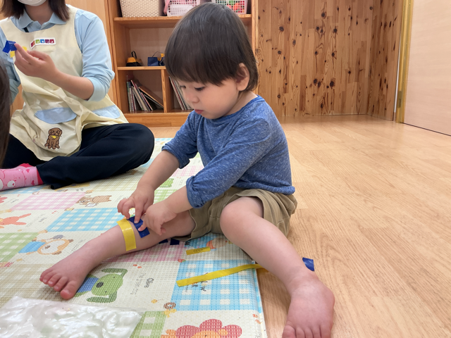 ビニールテープをペタペタ！