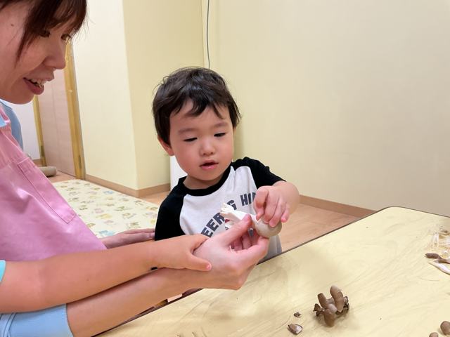 みんなが小さくしたきのこは給食のお汁に出てきました