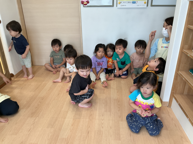 お昼寝の時に火事を想定した避難訓練もしました。