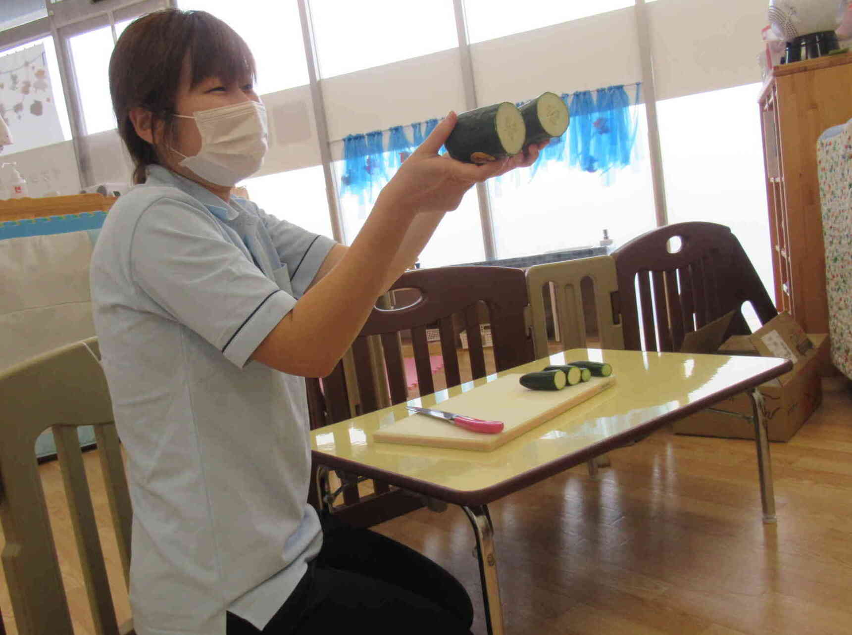 どんな形かなあ？何色かな？どんなにおいがするかな？