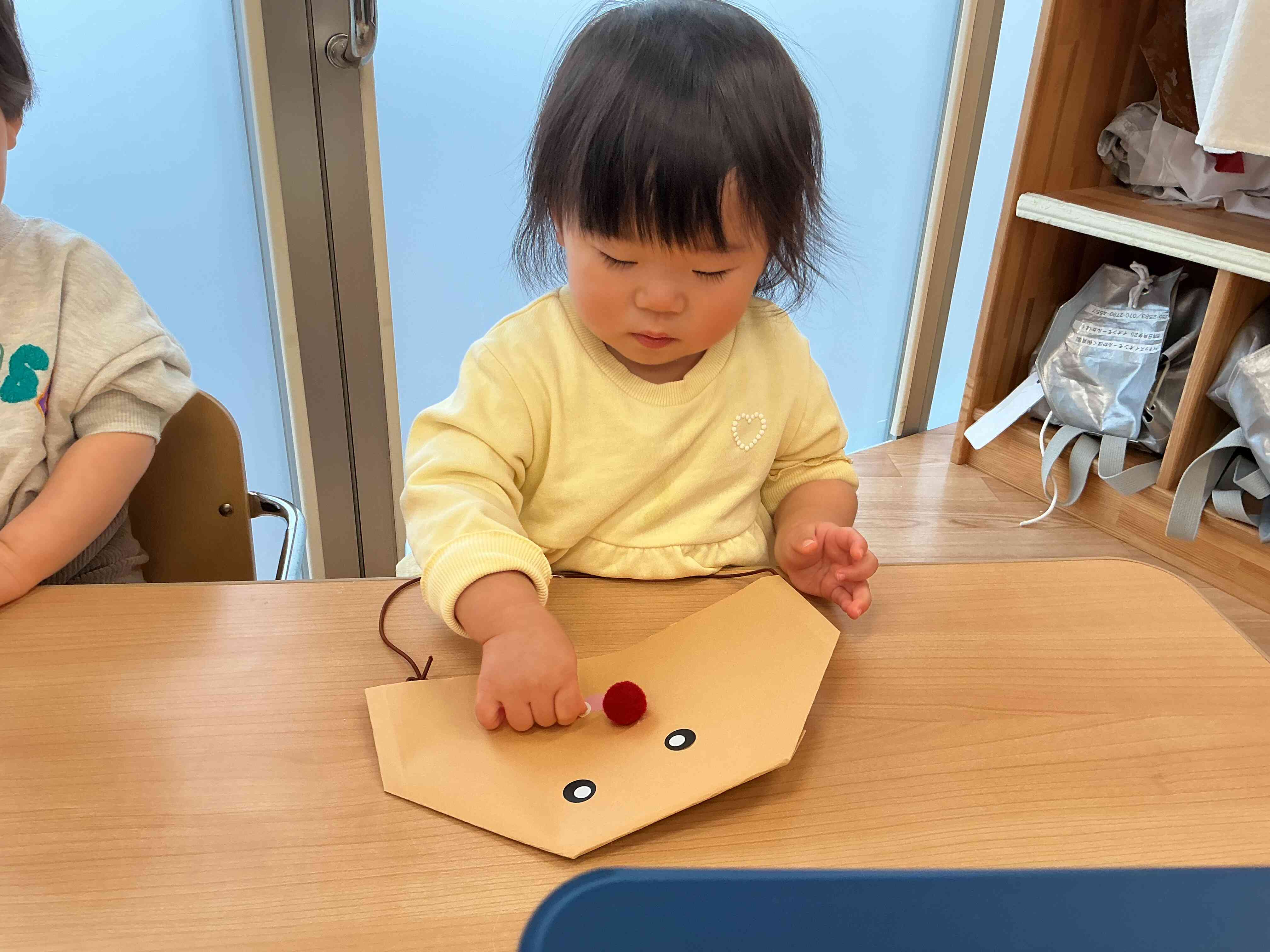 シールでほっぺを飾り付け