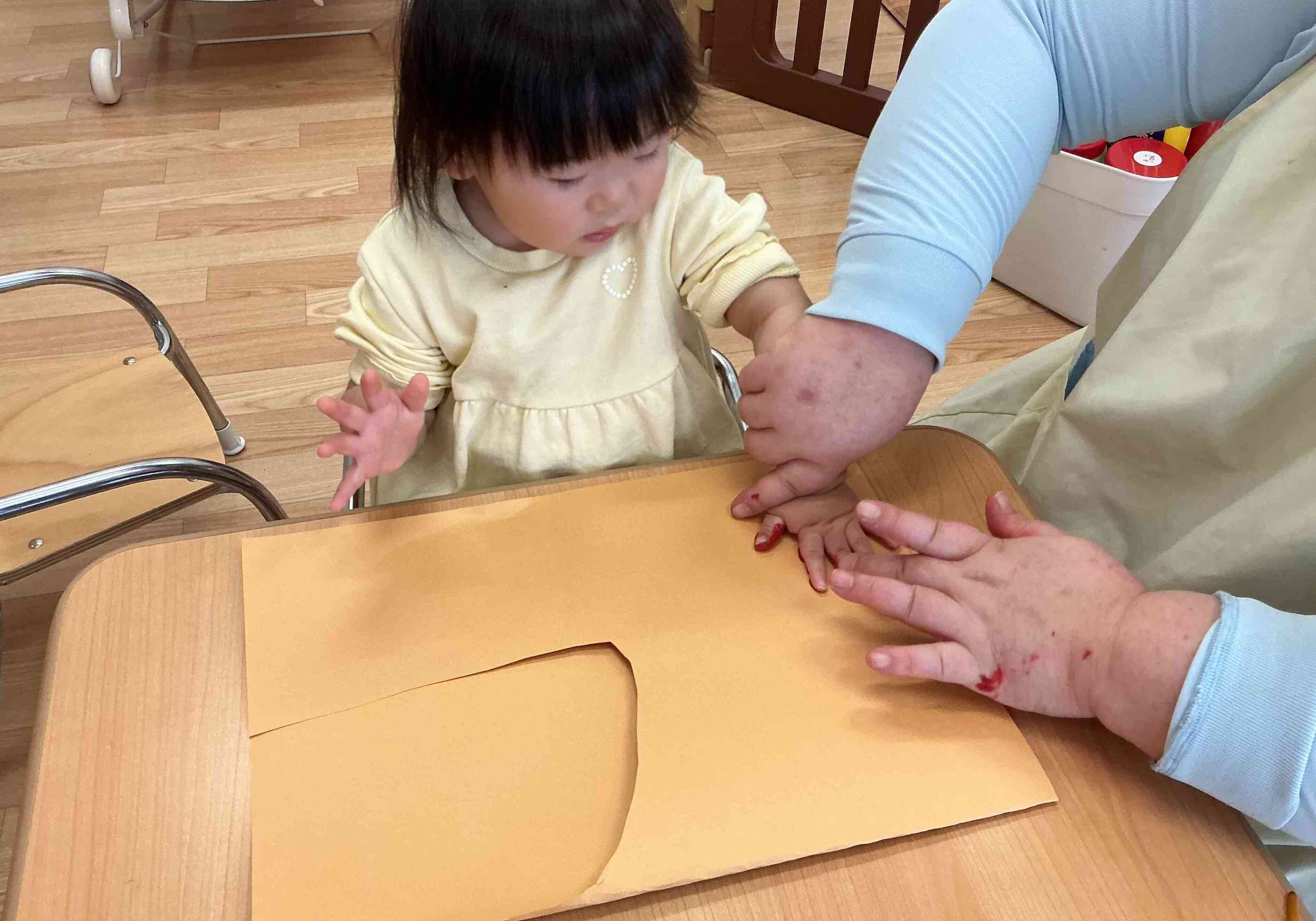 手形をペッタン