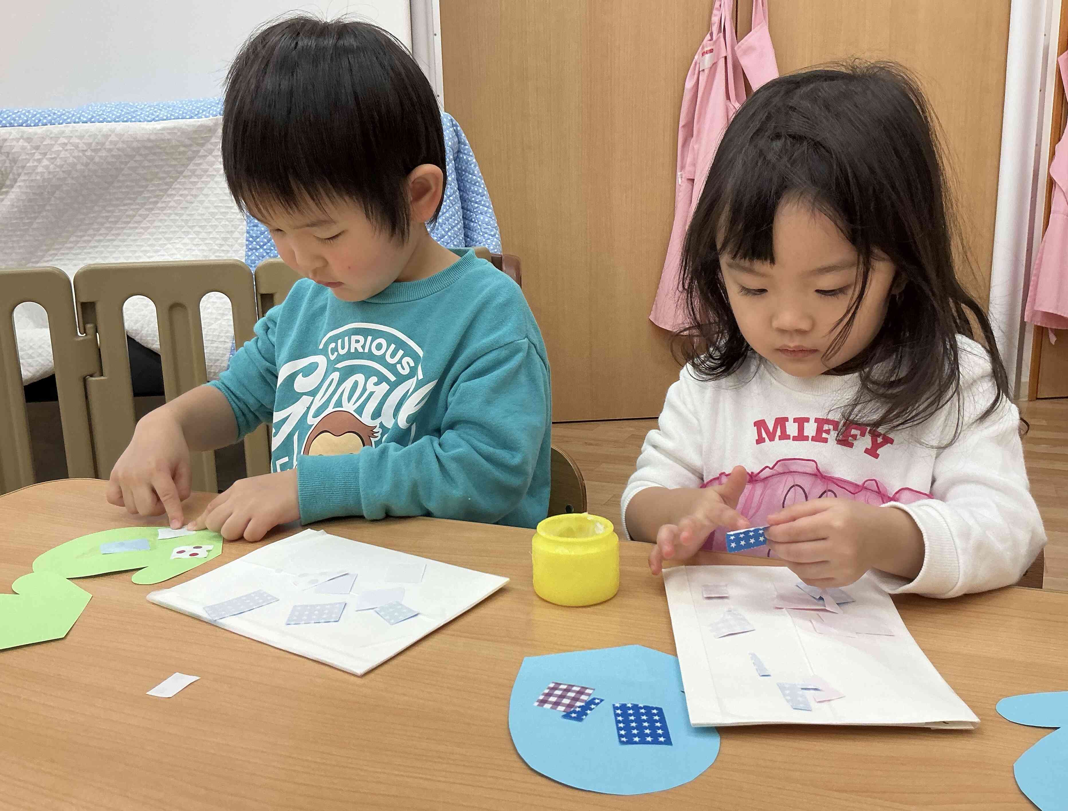 のりをぬりぬりー!