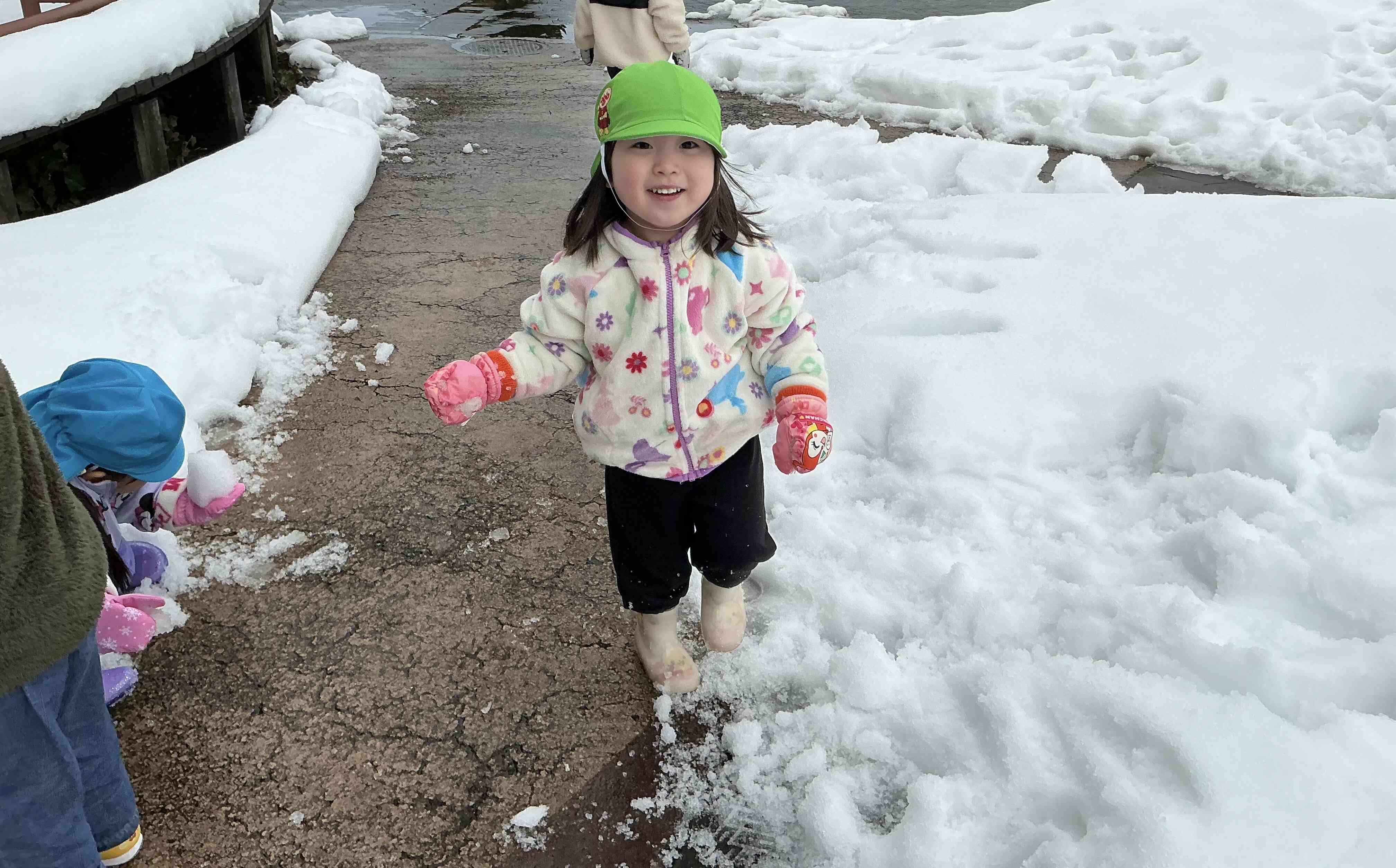 雪玉投げちゃうぞー!