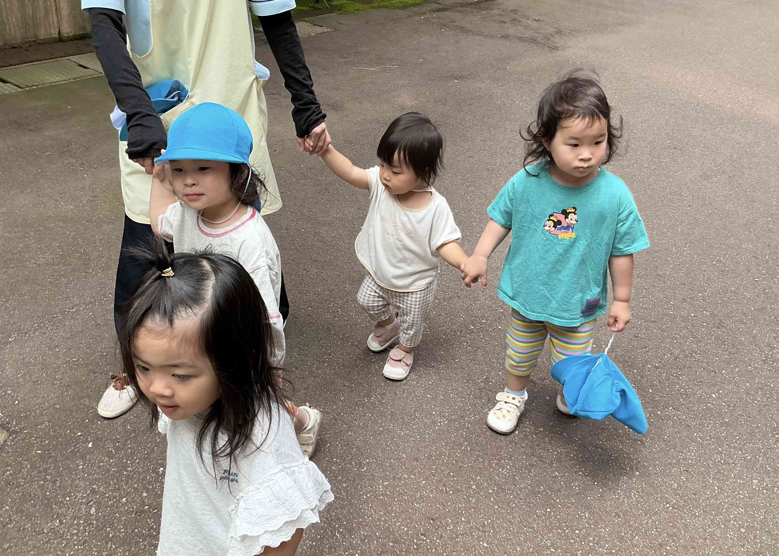 お友達と仲良く手をつないで楽しいな♪