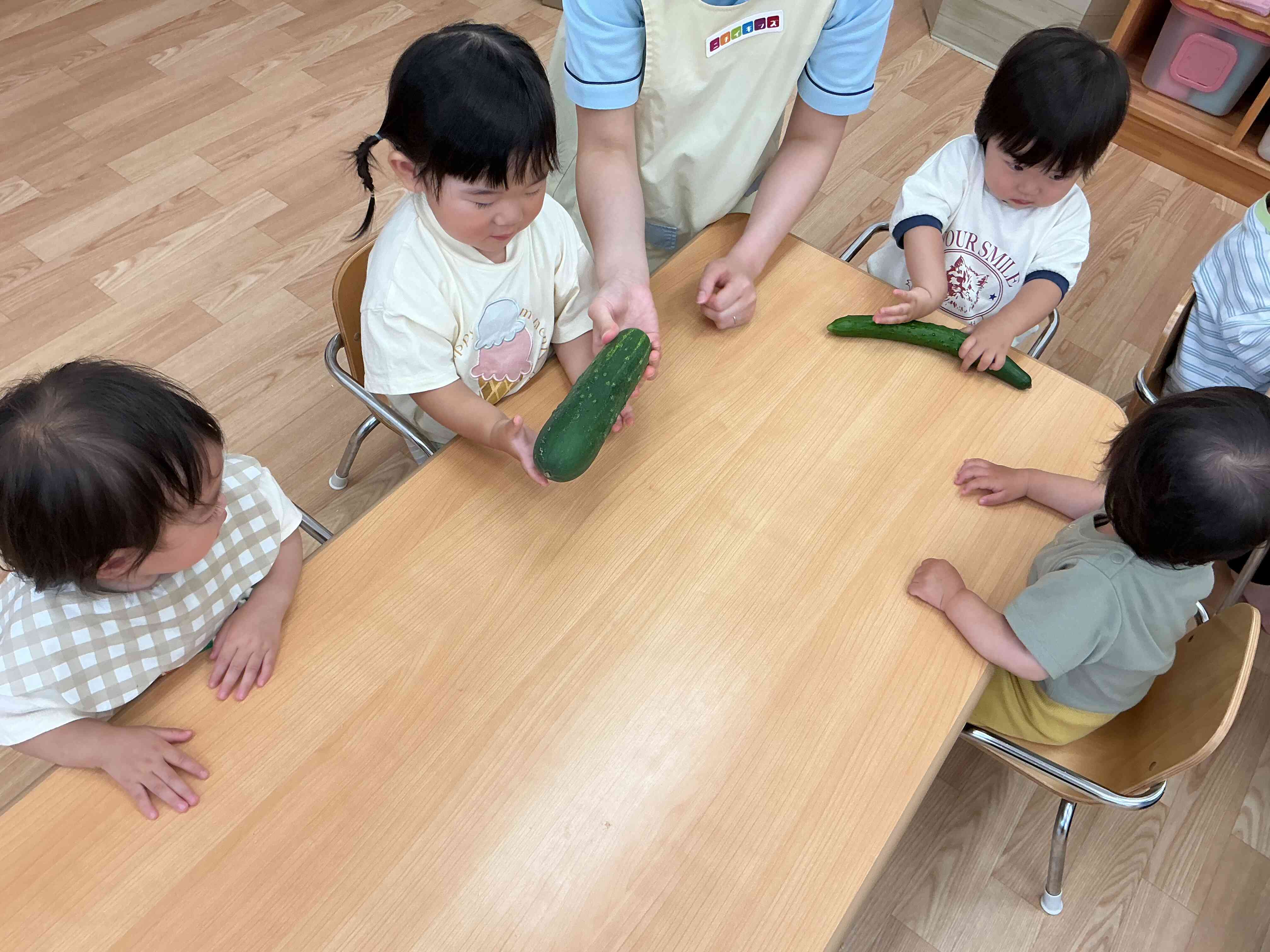 きゅうりにツンツン！