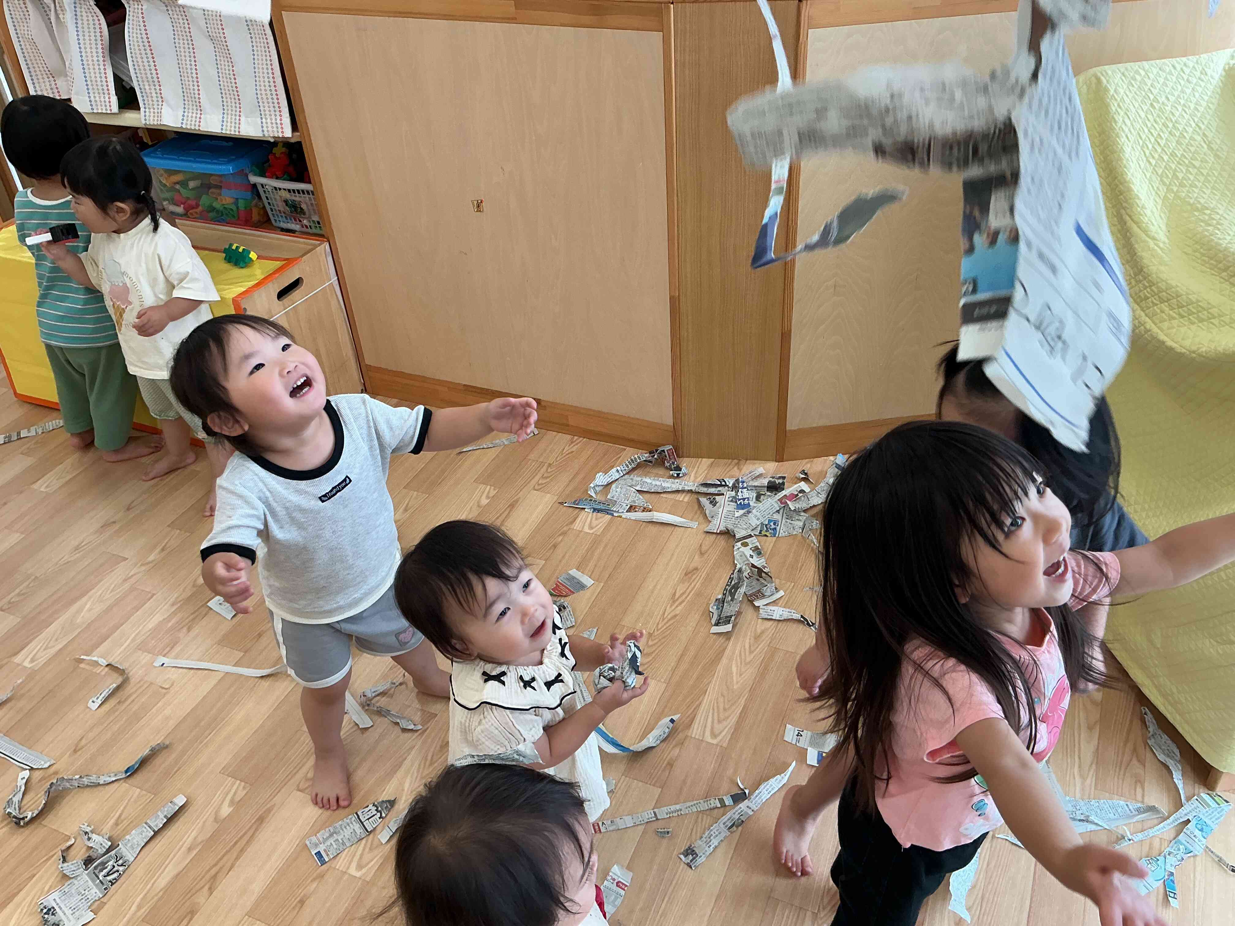 新聞紙あそび（あひる組、うさぎ組）