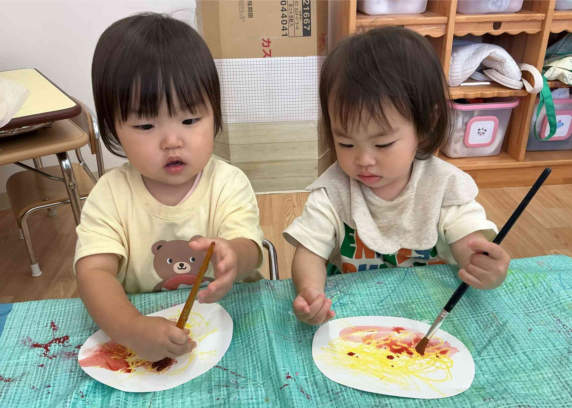 筆を使って色付けを楽しんでいるよ♪